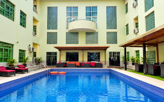 Modern Courtyard Pool Retreat 525x328