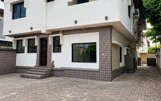 9-Bedroom Detached Building For Commercial Use