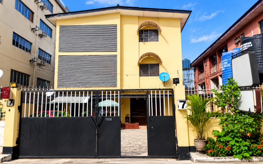 Sunny Gated Urban House with Satellite Dish 525x328