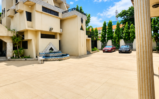 Sunny Modernist Courtyard with Mosaic Details 525x328